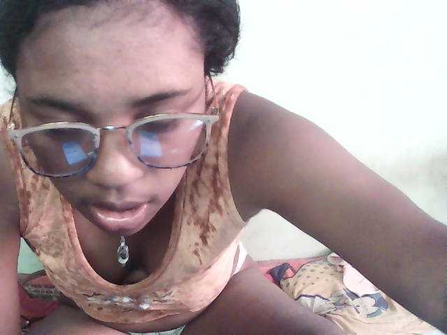 TriciaBella live cam preview