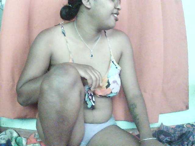 TriciaBella live cam preview