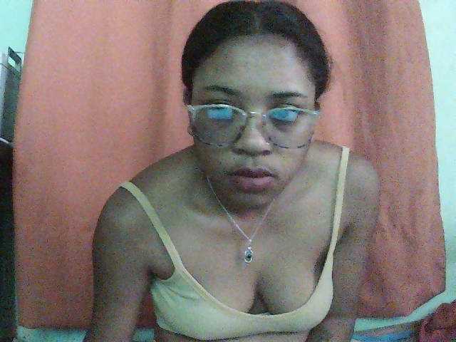 TriciaBella live cam preview