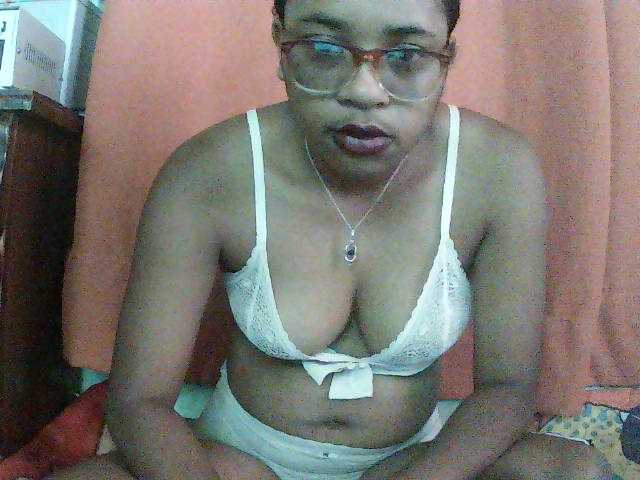 TriciaBella live cam preview