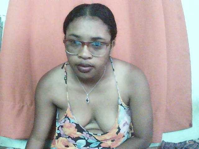TriciaBella live cam preview