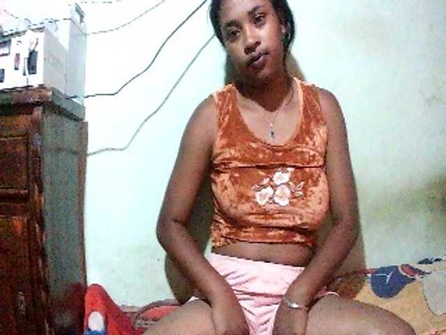 TriciaBella live cam preview