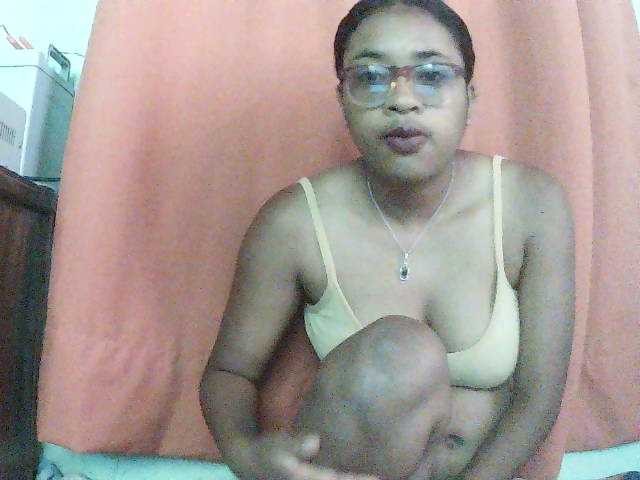 TriciaBella live cam on BongaCams