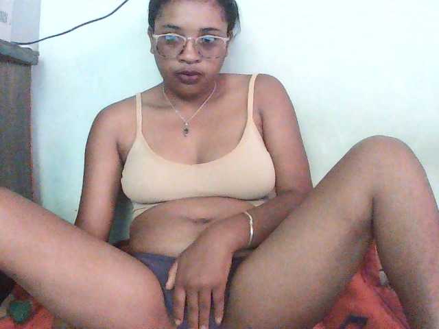 TriciaBella, en directo ahora en BongaCams