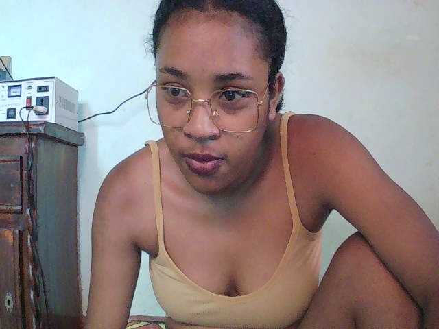 le modèle TriciaBella est en webcam porno dans un show sur le site bongacams, il possède les tags suivants: Ebony,Brunette,Trimmed