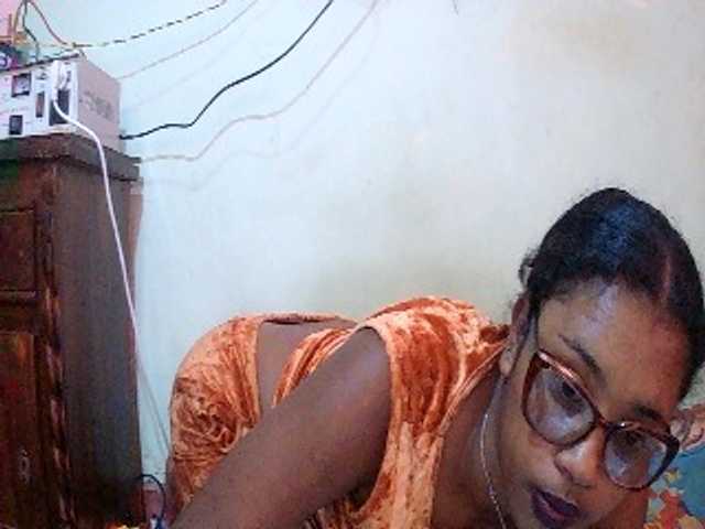 TriciaBella live webcam show