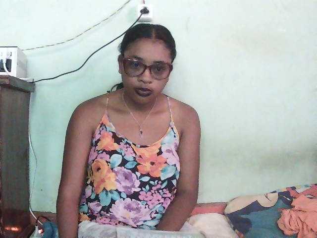 TriciaBella live cam