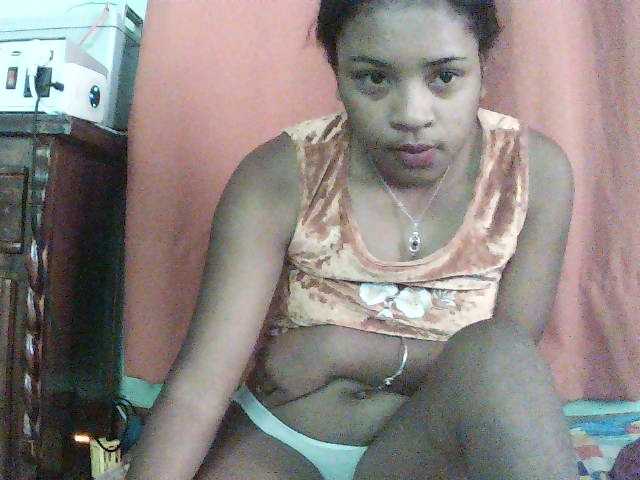 TriciaBella live cam preview