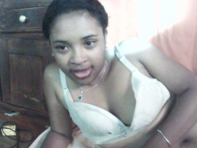 TriciaBella live cam preview