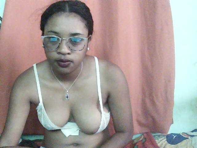 TriciaBella live cam on BongaCams