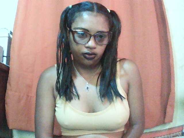 TriciaBella live cam on BongaCams