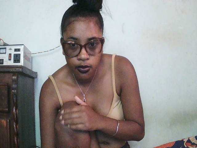 TriciaBella live cam on BongaCams