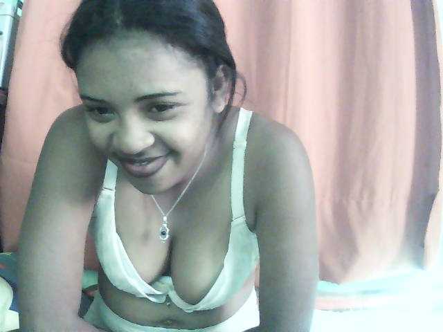 TriciaBella live cam