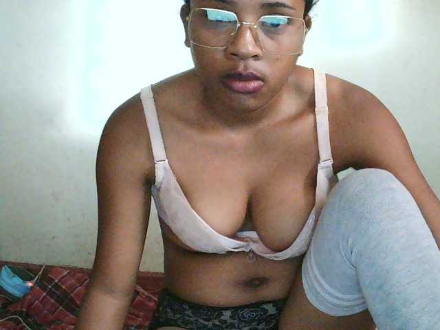 TriciaBella's BongaCams show and profile