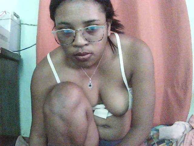 TriciaBella — live female cam
