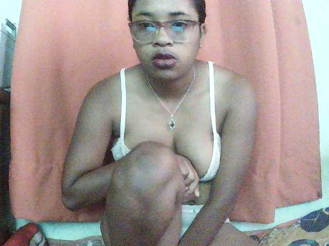 TriciaBella live cam preview
