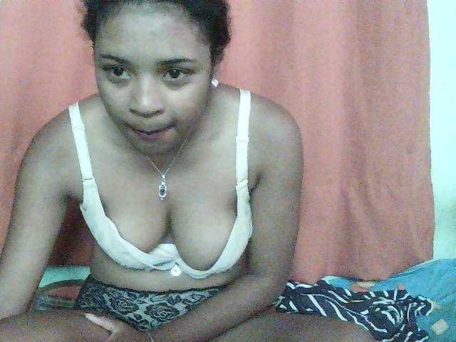 TriciaBella live cam preview
