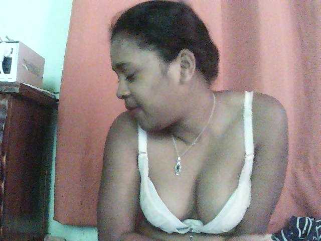 TriciaBella live cam preview