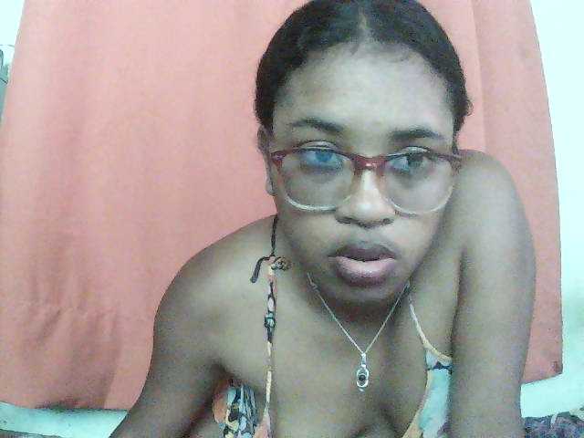 TriciaBella live cam preview