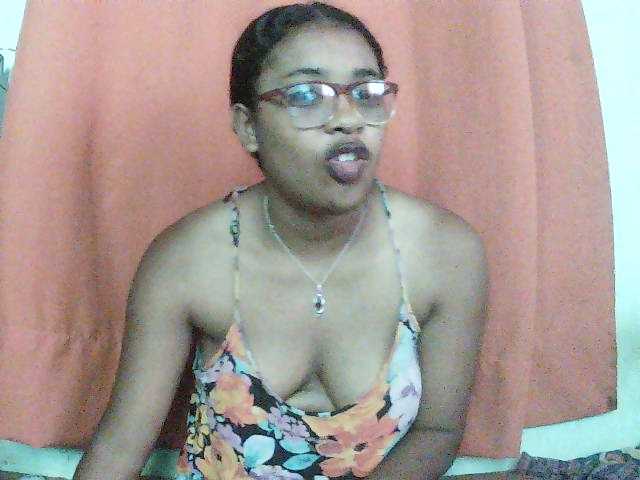 TriciaBella live cam preview