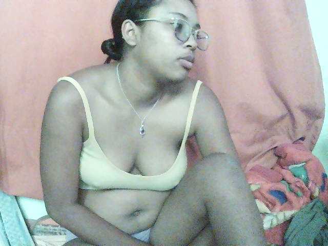 TriciaBella live cam preview