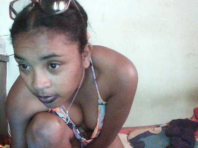 TriciaBella live cam