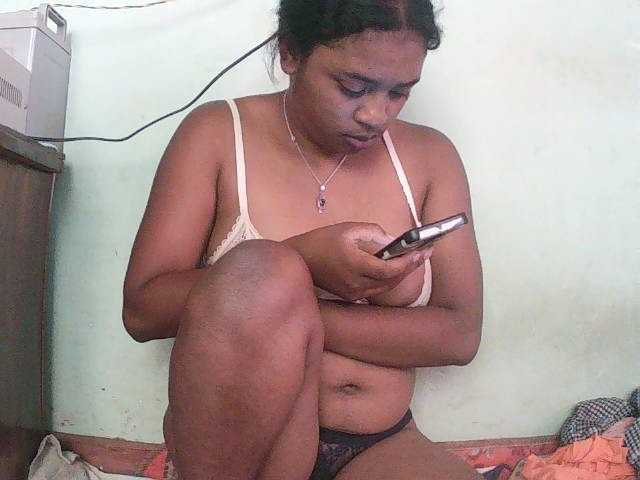 TriciaBella live cam preview