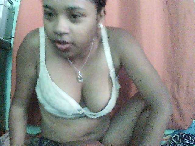 TriciaBella live cam preview