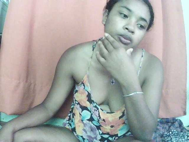TriciaBella live cam preview