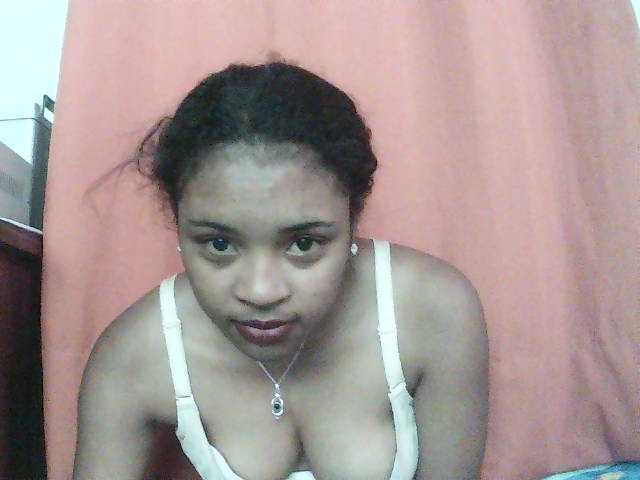 TriciaBella live cam preview