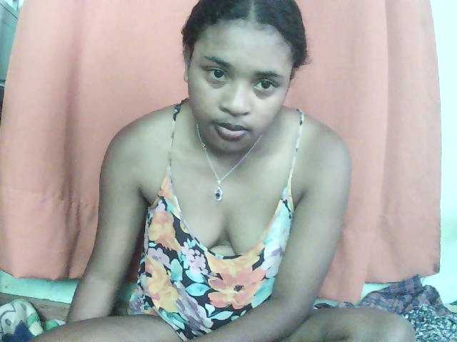 TriciaBella live cam preview