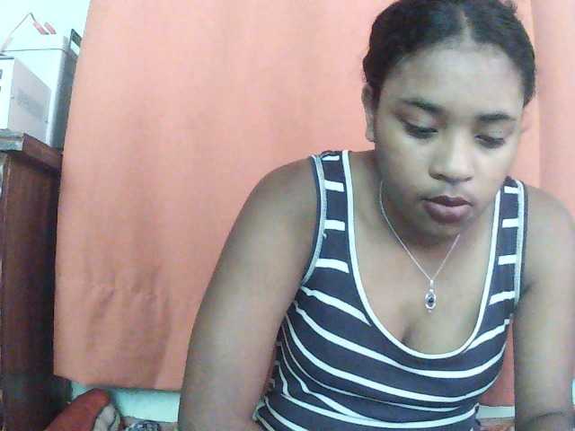TriciaBella live cam preview