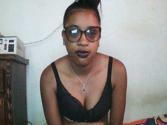TriciaBella live cam on BongaCams