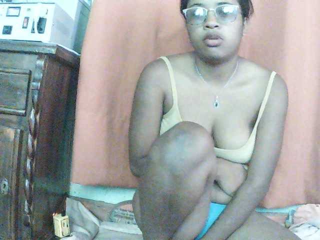 TriciaBella live cam preview