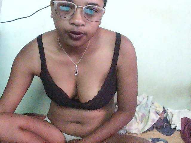 TriciaBella, en directo ahora en BongaCams