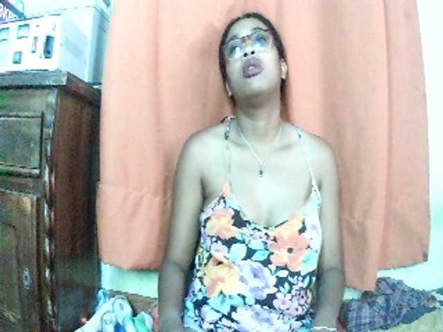 TriciaBella live cam preview