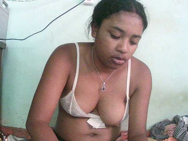 TriciaBella live cam preview