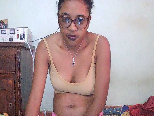 TriciaBella live cam on BongaCams