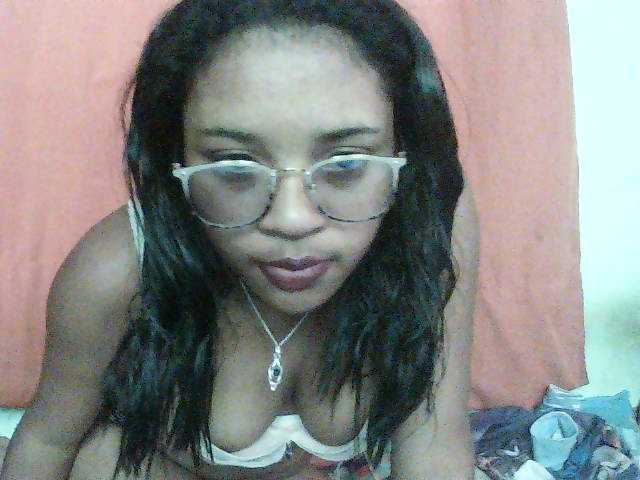 TriciaBella live cam preview