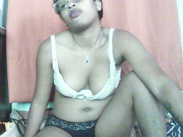 TriciaBella live cam preview