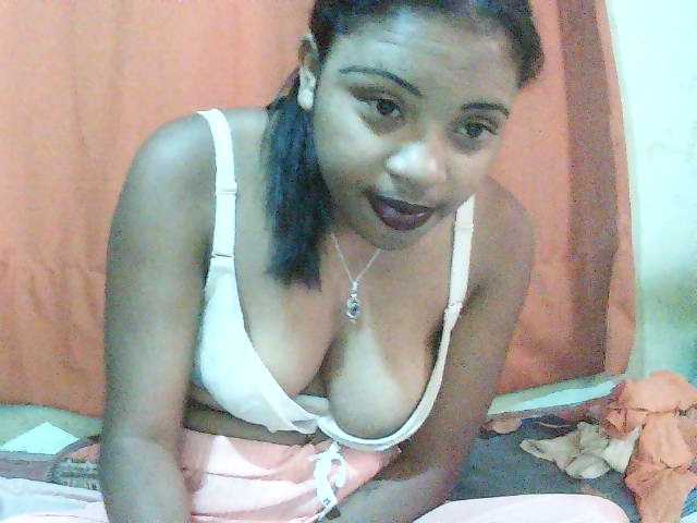 TriciaBella live cam
