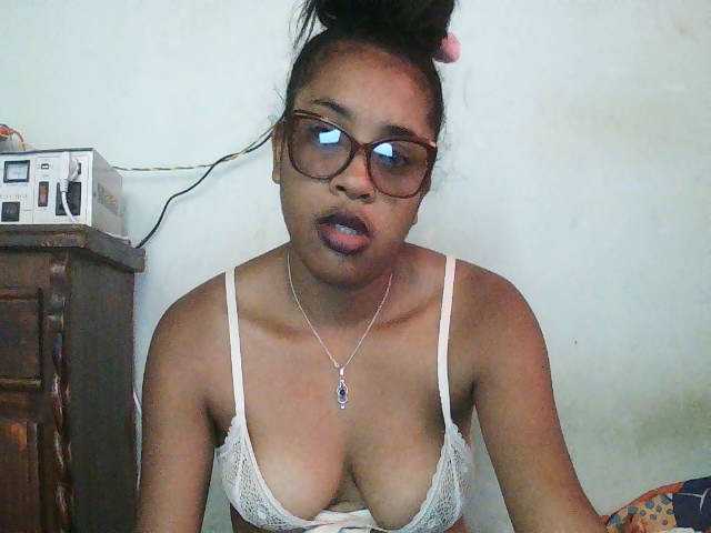 TriciaBella live cam on BongaCams