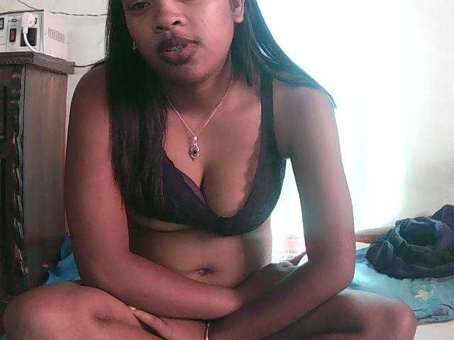 TriciaBella live cam on BongaCams