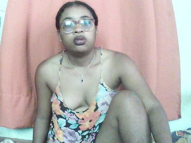 TriciaBella live cam preview