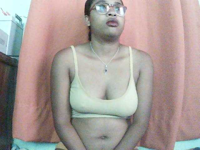 TriciaBella live cam on BongaCams