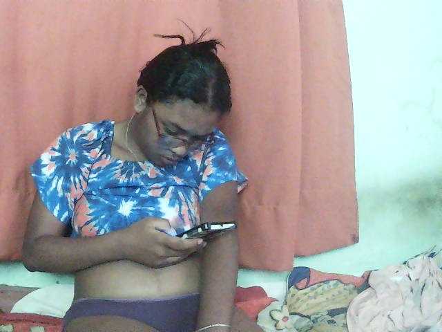TriciaBella live cam preview