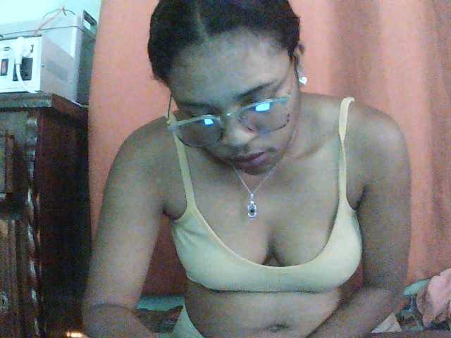 TriciaBella live cam on BongaCams