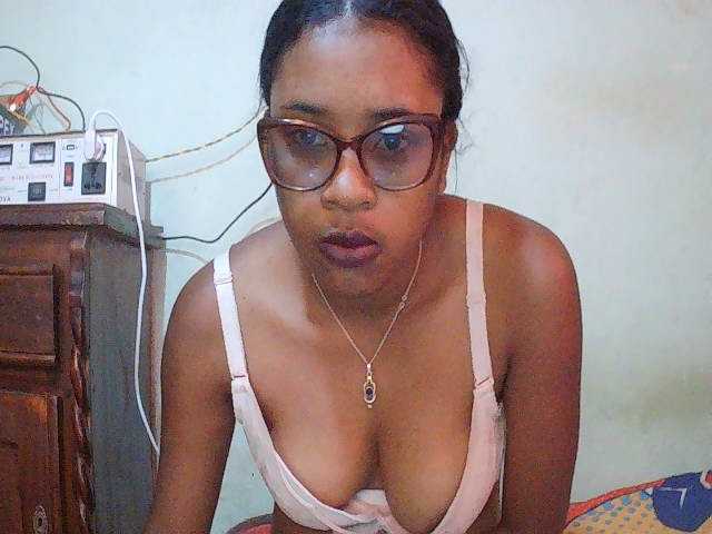 TriciaBella live webcam show