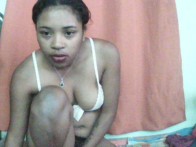 TriciaBella live cam preview
