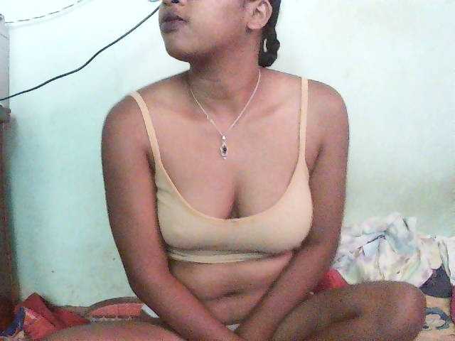 TriciaBella, en directo ahora en BongaCams